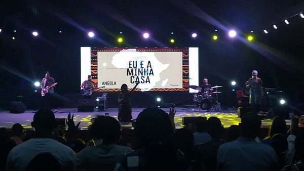 Diante do Trono em Luanda - Porque dEle e por Ele