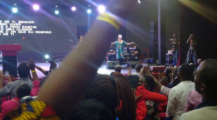 Diante do Trono em Luanda – Preciso de Ti Diante do Trono em Luanda - Preciso de Ti