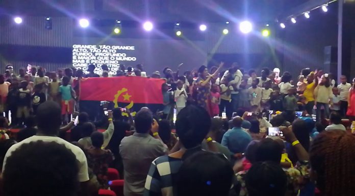 Diante do Trono em Luanda – O Amor do nosso Deus Diante do Trono em Luanda - O Amor do nosso Deus
