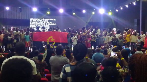 Diante do Trono em Luanda - O Amor do nosso Deus