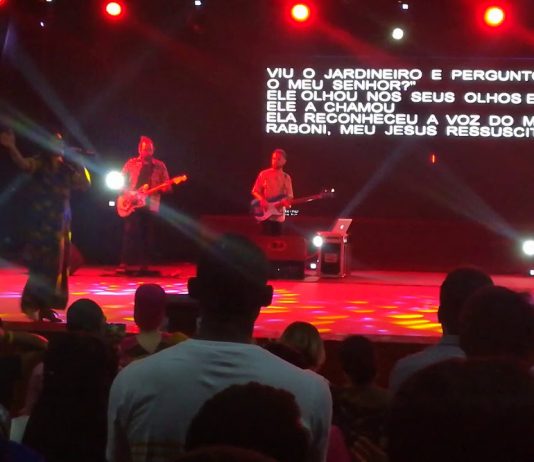 Diante do Trono em Luanda – A Vitória na Cruz Diante do Trono em Luanda - A Vitória na Cruz