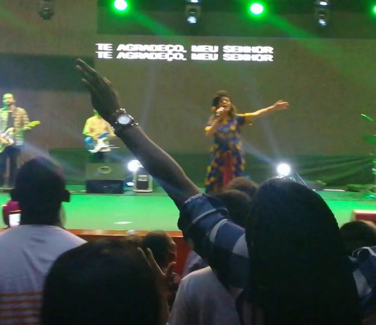 Diante do Trono em Luanda – Te agradeço Diante do trono em Luanda - Te agradeço
